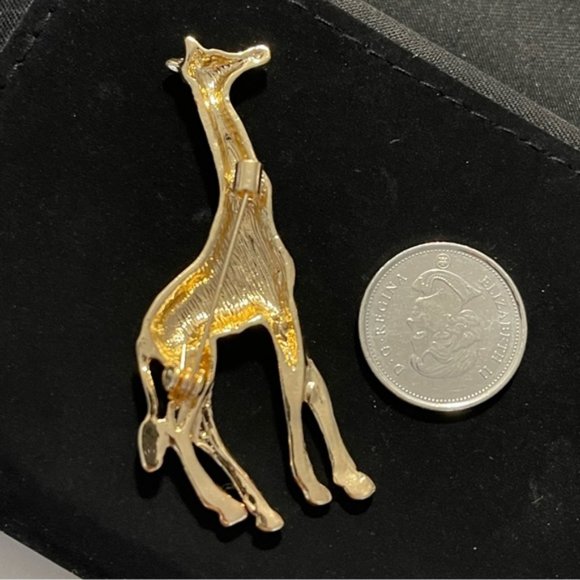 ✨ Beautiful Enamel Giraffe Brooch - Picture 3 of 3